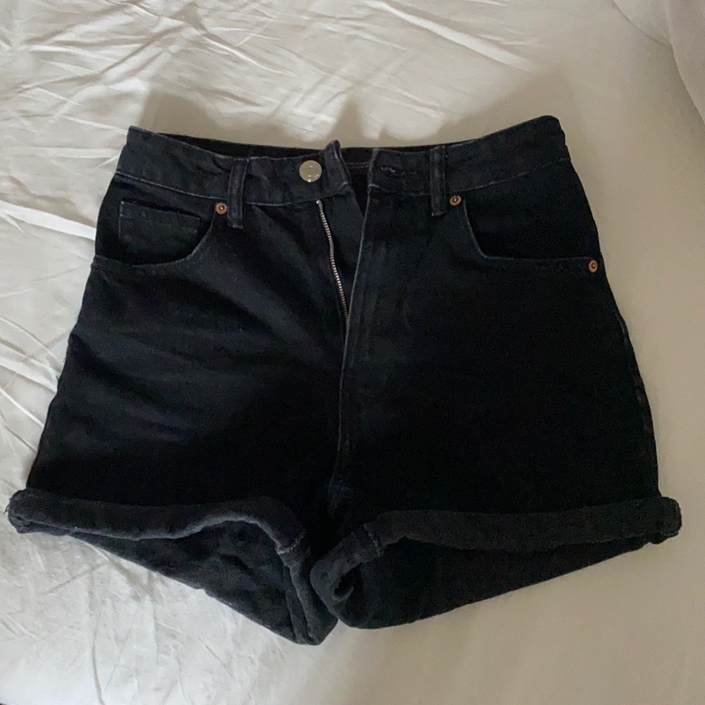 Black high waisted jean shorts, « mom fit »